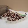 Леопардовые тапочки на толстой подошве для женщин 2025 Зимние теплые толстые плюшевые домашние тапочки Комфортные тапочки на платформе с металлическими заклепками