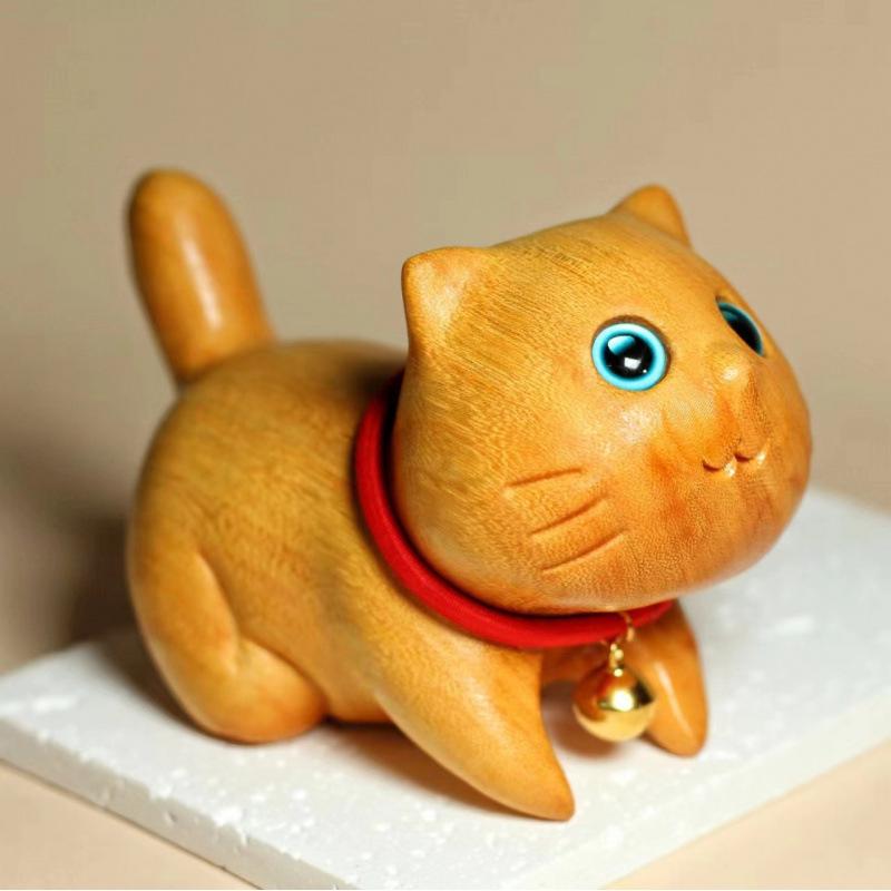Резная фигурка уверенного кота из сандалового дерева: Милый Мультяшный Котёнок Ручной Работы Подарок