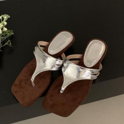 Французский нишевый дизайн шлепанцы на танкетке женская уличная обувь 2025 лето новинка серебристые римские сандалии