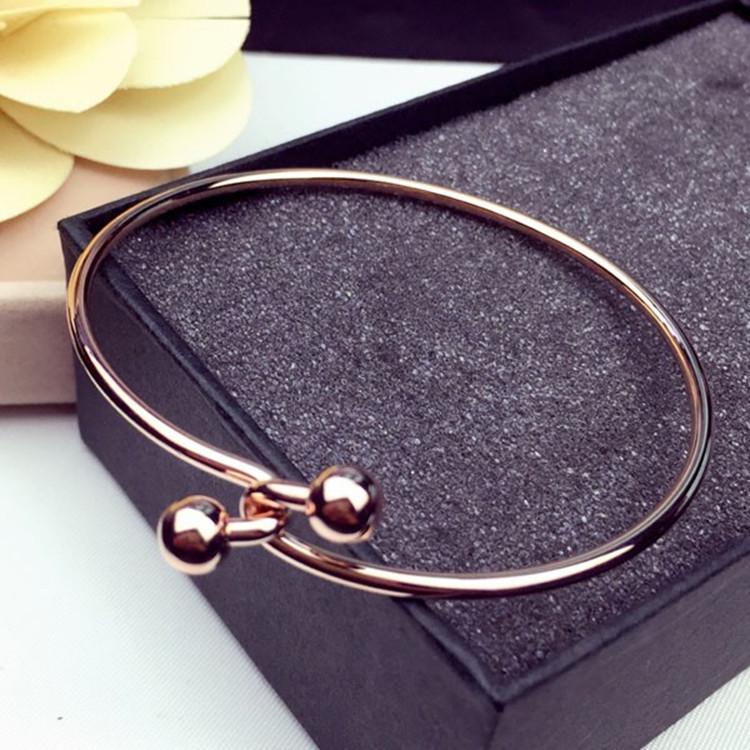 Женский браслет с переплетенными бусинами