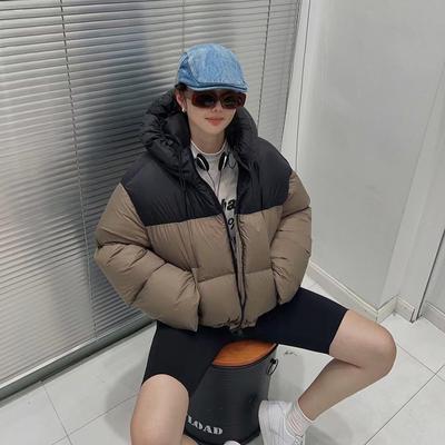 Цветоблокирующая короткая куртка из белого утиного пуха женская 2025 зима новая с капюшоном свободная теплая парная куртка-пуховик