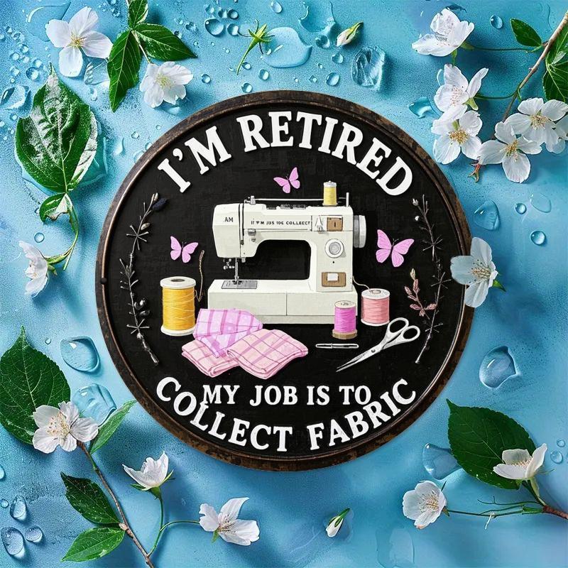 2d Flat 20*20cm Retro Style Circular Wooden Sign Reading 'I'm Retired, My Job Is Collecting Fabrics' Suitable for Entrance, Porche, Room, Bedroom.