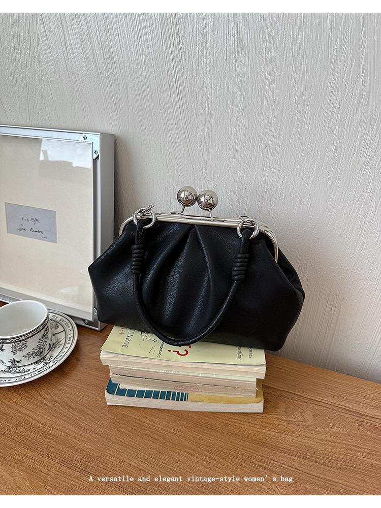 Лето 2026 Милая плиссированная сумка-пельмень через плечо и для ношения в руке с ракушкой