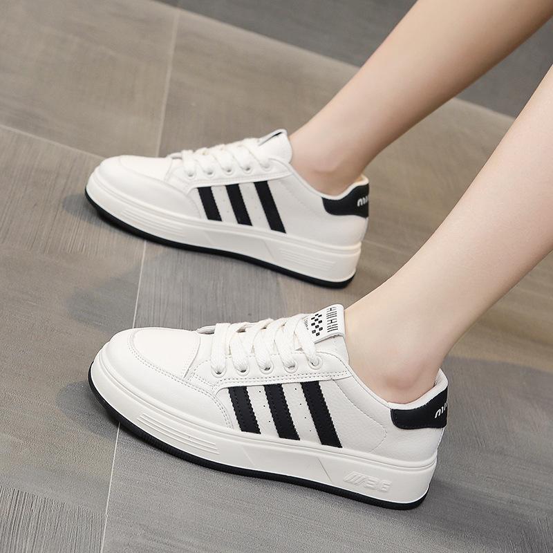 Кожаные маленькие белые туфли женские 2025 новые туфли для прыжков на весну популярные туфли на толстой подошве женские спортивные и повседневные туфли на плоской подошве