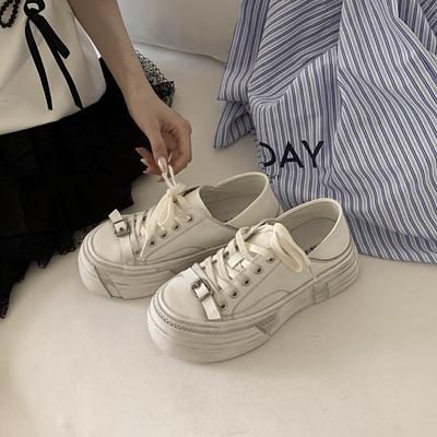 Два носят повседневные кожаные маленькие белые туфли 2025 новые металлические пряжки полировка старые одинарные туфли женские на толстой подошве увеличивающие рост туфли на платформе