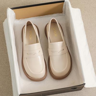 Женские туфли из кожи на толстом каблуке и мягкой подошве.