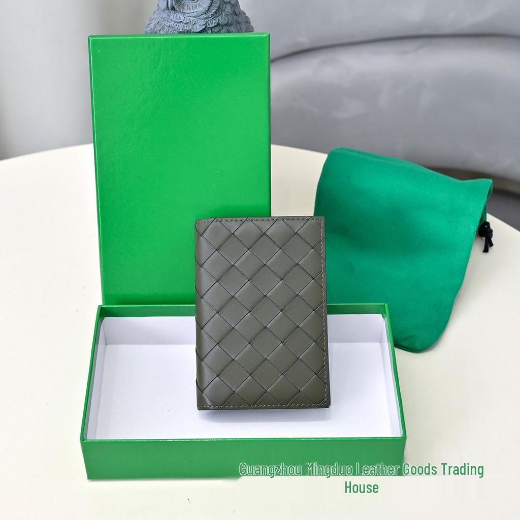 Двустворчатый кошелек из натуральной кожи с ромбовидным тиснением, отделениями для множества карт и держателем для паспорта