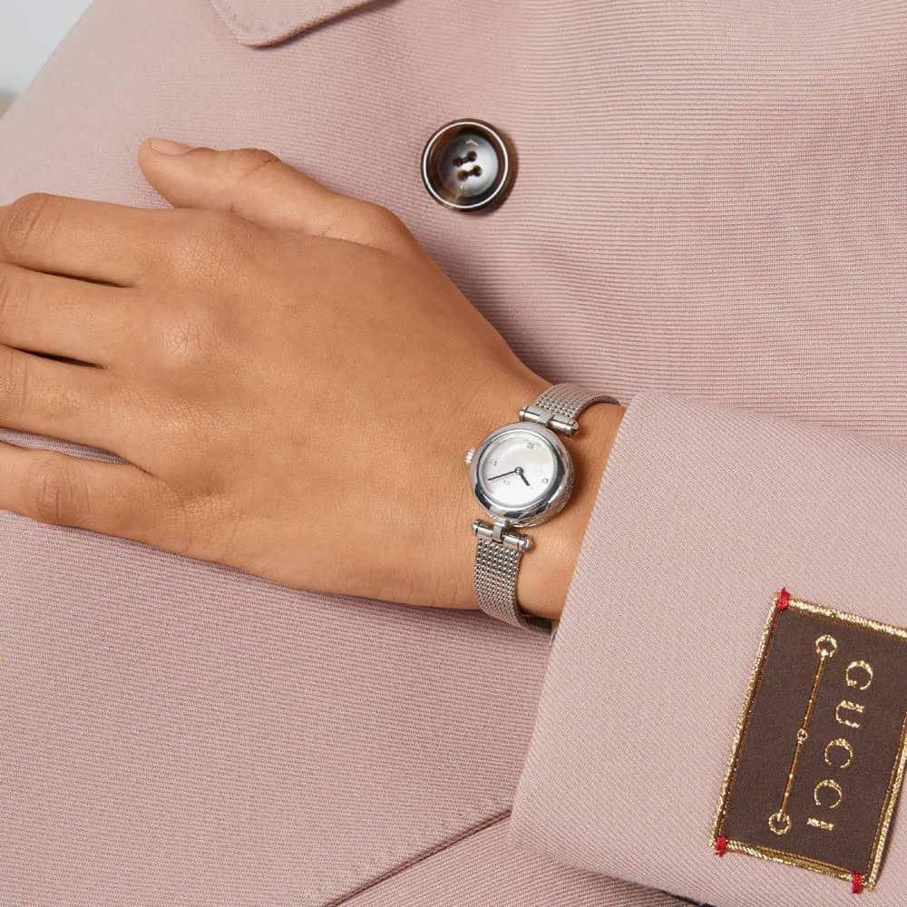 Gucci YA141512 Женские часы с перламутровым циферблатом и бриллиантовыми точками