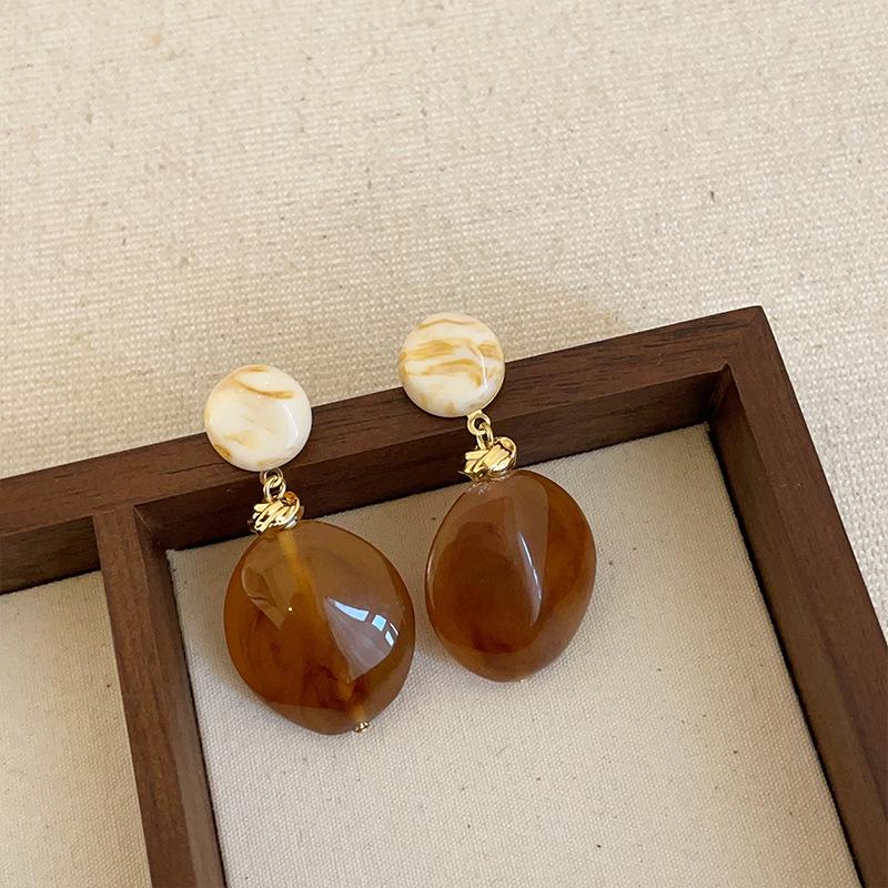 Изысканные серьги-пусеты из коричневой смолы Maelard для женщин: Высококлассные, модные и универсальные осенне-зимние аксессуары для ушей