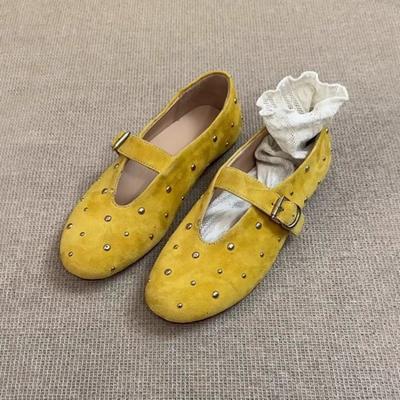 Модная женская обувь на плоской подошве Весенняя замшевая обувь с круглым носком и неглубоким вырезом, с заклепками и металлической пряжкой, на мягкой подошве, нескользящая, износостойкая, одинарная обувь