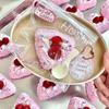Клубнично-кремовый торт Игрушка-пищалка для снятия стресса Симулированный треугольный торт Сенсорная игрушка Для домашнего офиса Мягкая эластичная десертная игрушка-непоседа