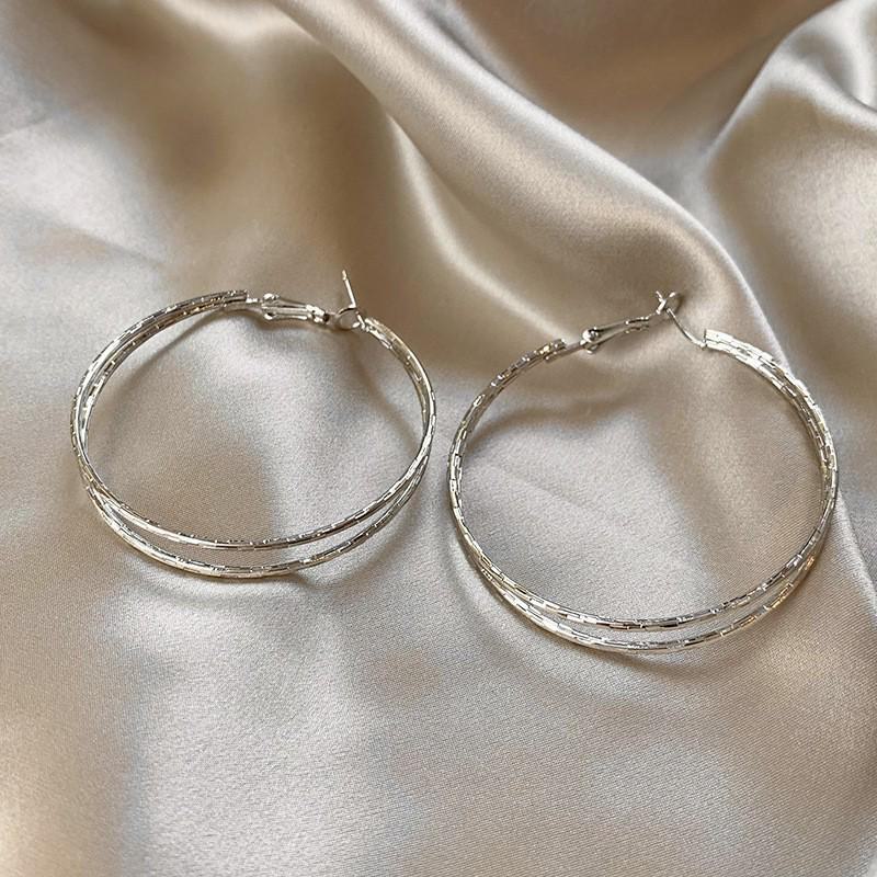 «Высококачественные металлические классические ретро-серьги — европейский и американский стиль, женская холодная ниша, мода знаменитостей»