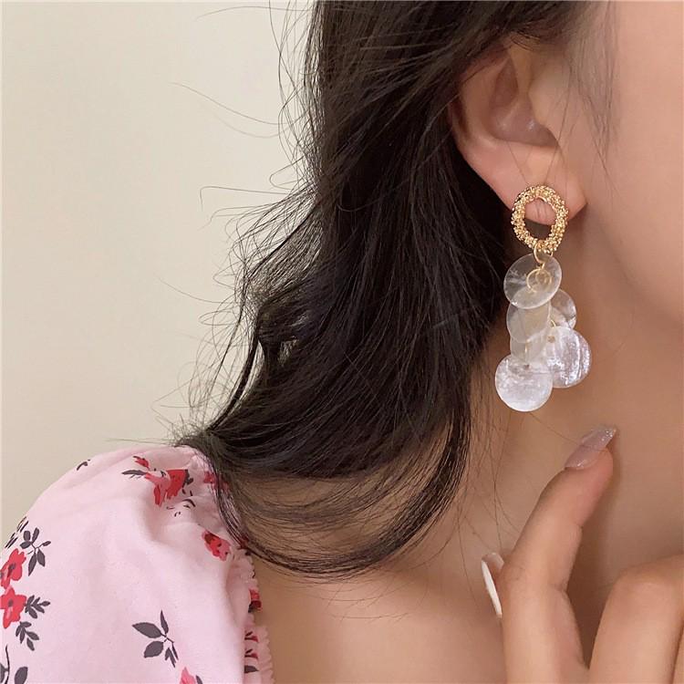 Серьги-кисточки из белых ракушек с серебряными иглами - Стильные праздничные пусеты высокого класса