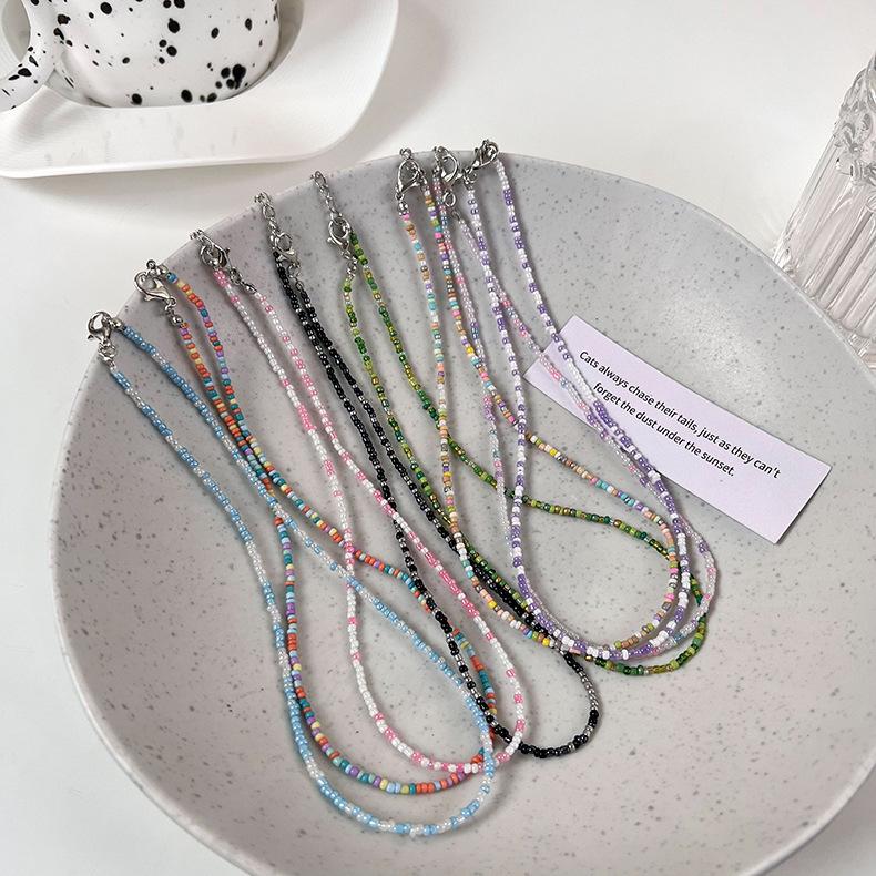 Новое ожерелье из рисовых бусин конфетного цвета милое и милое, а молодые девушки носят летние колье-колье.