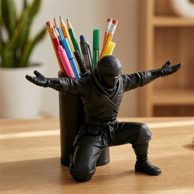 Забавный держатель для ручек "Воин-ниндзя" Пластиковый Устойчивый 3D-печатный подставка для ручек Нескользящая основа Украшение в виде ниндзя Идея для подарка