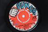 7-дюймовая пластинка HERMAN CHINLOY HIPPY BOYS Listen To The Beat Sounds Only PH58 PUNCH 1971 Великобритания Регги Ска Даб Б/у