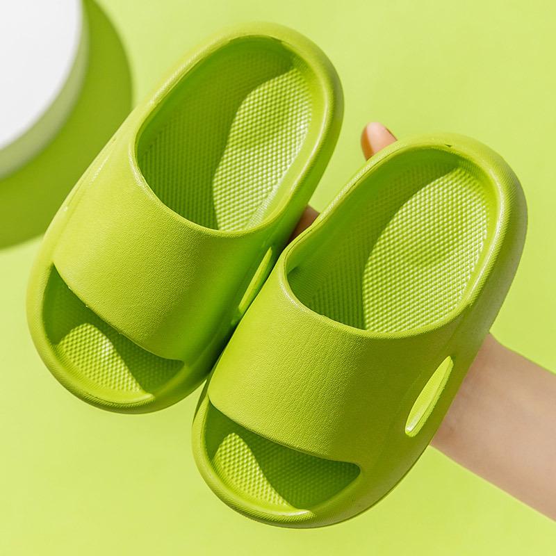 Детские тапочки, летние домашние повседневные домашние и уличные домашние тапочки для ванной комнаты, противоскользящие сандалии на мягкой подошве для мужчин и девочек, сандалии для средней школы