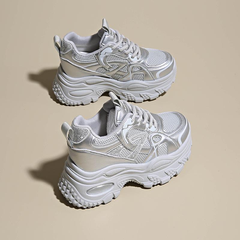 Инс корейская версия новых папиных кроссовок девушка 2025 весна и осень студенческие беговые спортивные толстая подошва увеличение роста повседневная уличная съемка