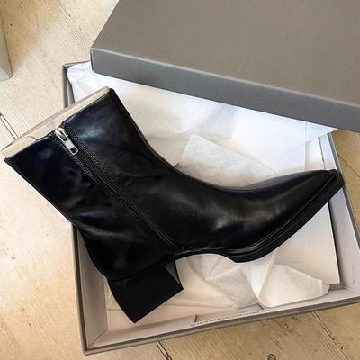 Британский стиль, чувство высокого класса, заостренный носок, толстый каблук, тонкие ботильоны, короткие ботинки, ботинки Мартин, женские 2025 новые ботильоны средней высоты с боковой молнией