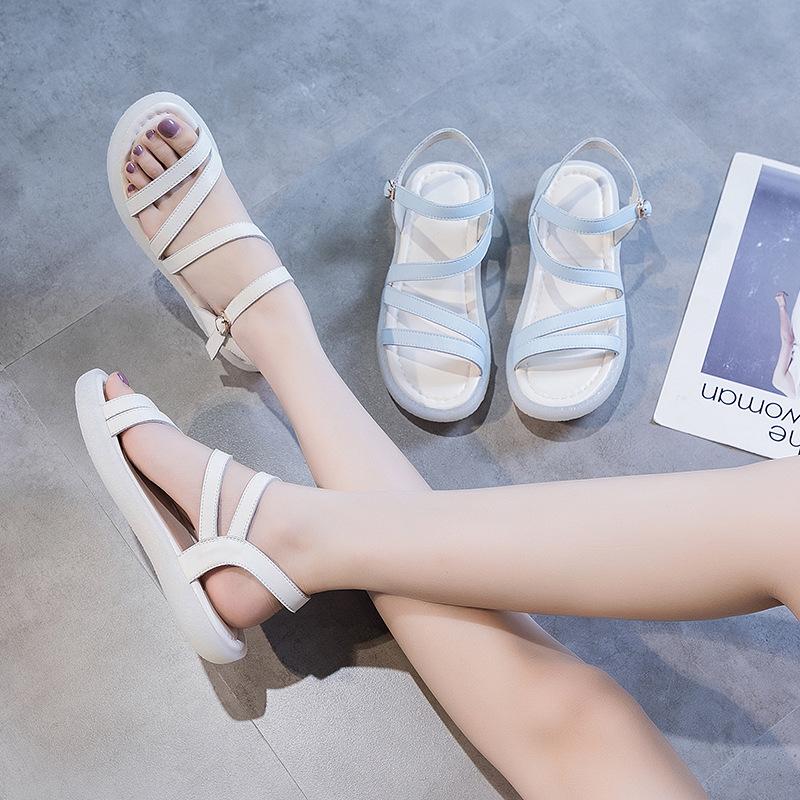 Летние сандалии на плоской подошве для женщин 2024 года, новые универсальные женские туфли с пряжкой из коровьего ребра и мягкой подошвой, нескользящие сандалии большого размера 42