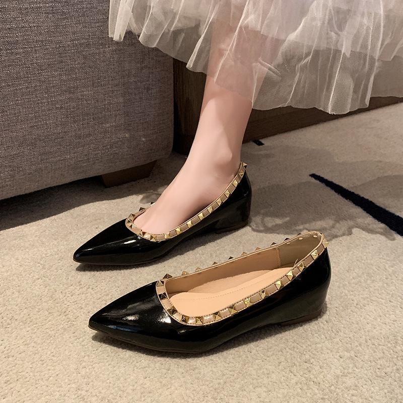 Телесные туфли-лодочки на высоком каблуке, с открытым вырезом большого размера, новые французские туфли на скрытой платформе с заклепками, весенние темпераментные одинарные туфли 2025