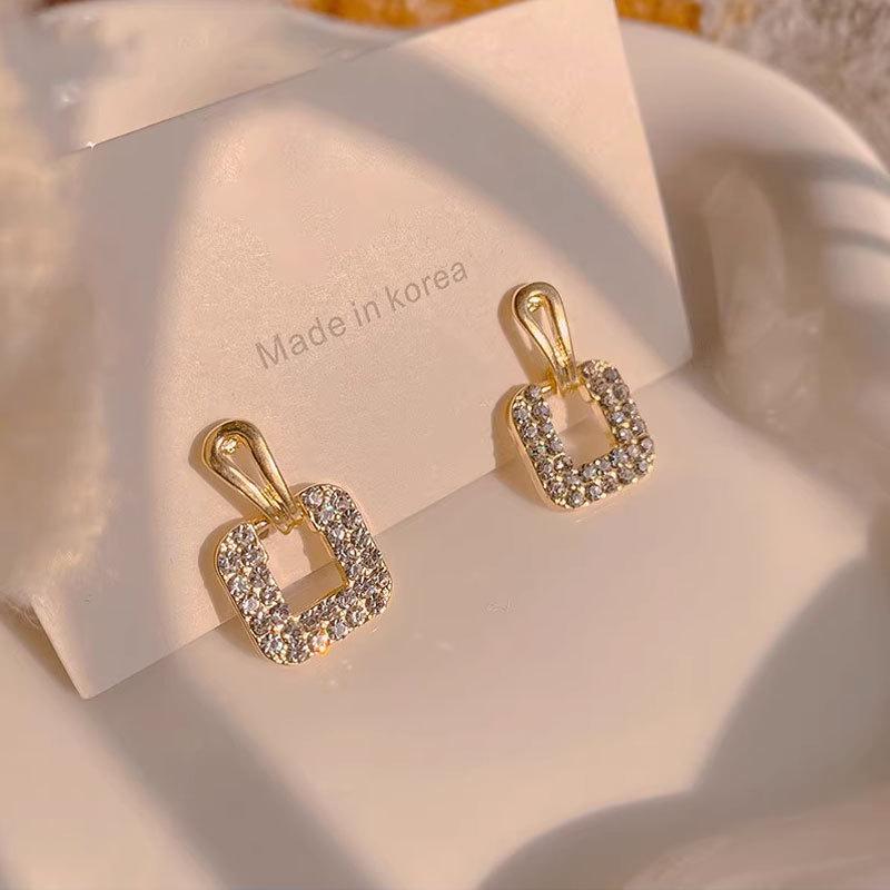 Серьги-пусеты из серебра S925 с геометрическим бриллиантовым квадратом - Уникальный трендовый дизайн 2024 года для женщин