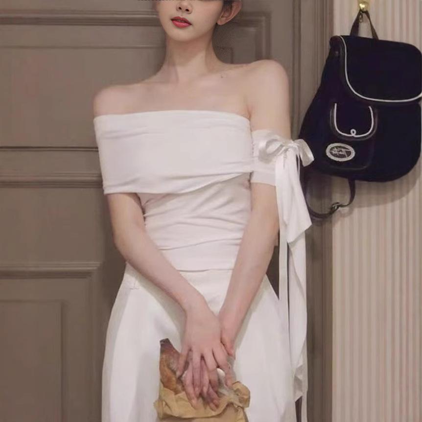 Футболка с открытыми плечами и нерегулярным косым воротником