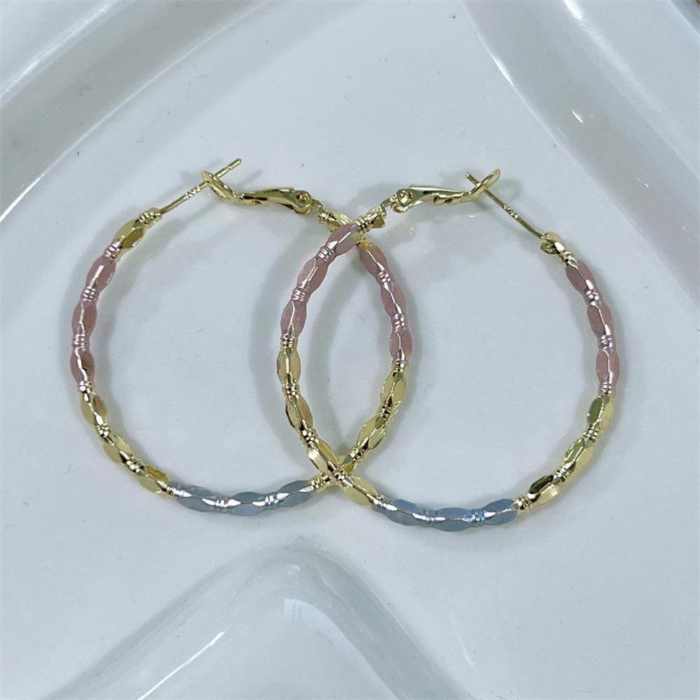 Minimalist Design, Circle Shape, Electroplated Gold Earrings, Exaggerated Earrings, Street Photography, High-End Temperament