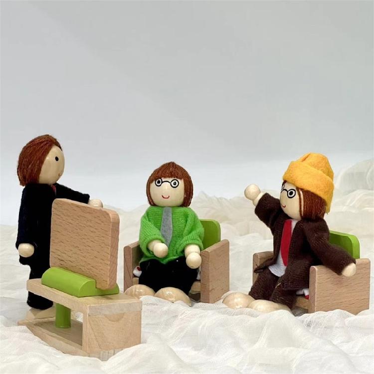 9 Character Wooden Articulated Toy People Promoting Imagination and Family Bonding