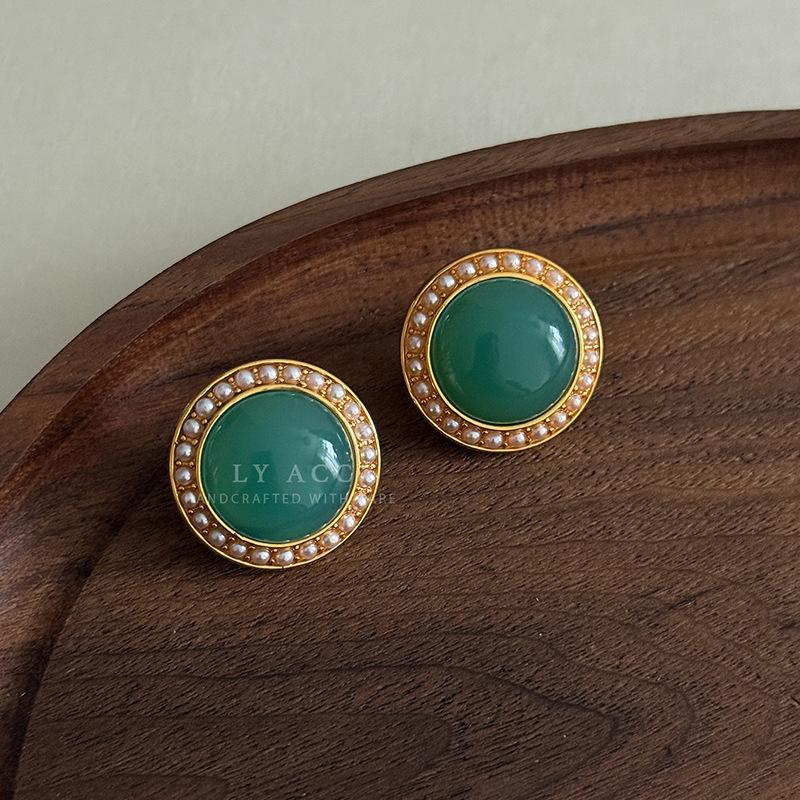 Vintage court style stud earrings inlaid with warm resin pearl earrings, elegant and gentle and advanced, gentle and atmospheric earrings