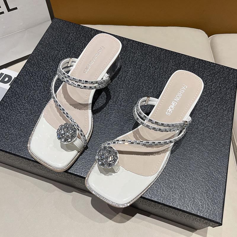 Две женские сандалии, новинка лета 2025 года, модные тапочки со стразами на толстом каблуке с кристаллами и крутыми тапочками