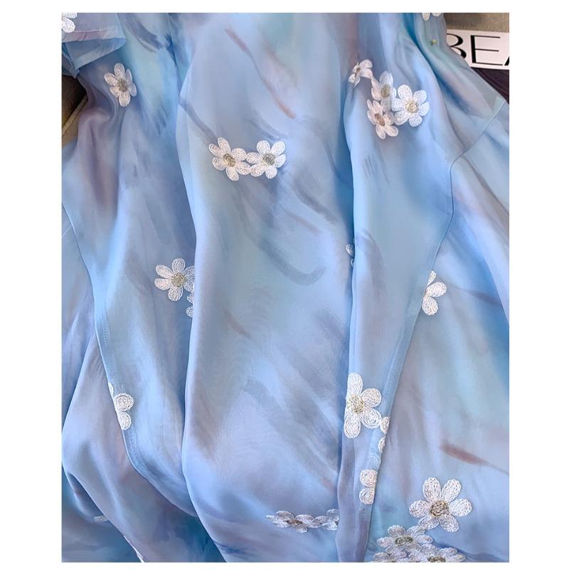 Женское летнее платье больших размеров с синим цветочным узором и короткими рукавами