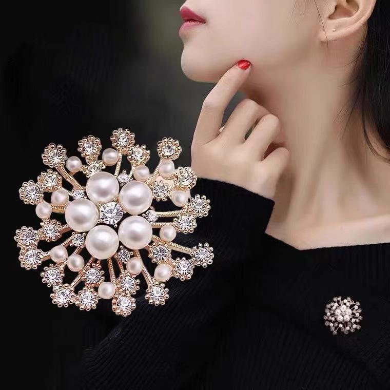 Trendy Classic Elegant Flower Brooch Pin for Women Fashion Rhinestone Clothes Suit Pin Accessories Wedding Jewelry Gifts