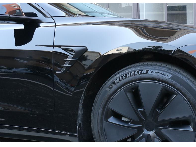 Накладка на камеру крыла и наклейка с боковым шильдиком для Tesla Model 3/Y.