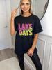 Футболка оверсайз Lake Days Черный, розовый и желтый градиентный текст, принт солнечных лучей, летняя пляжная одежда для отпуска