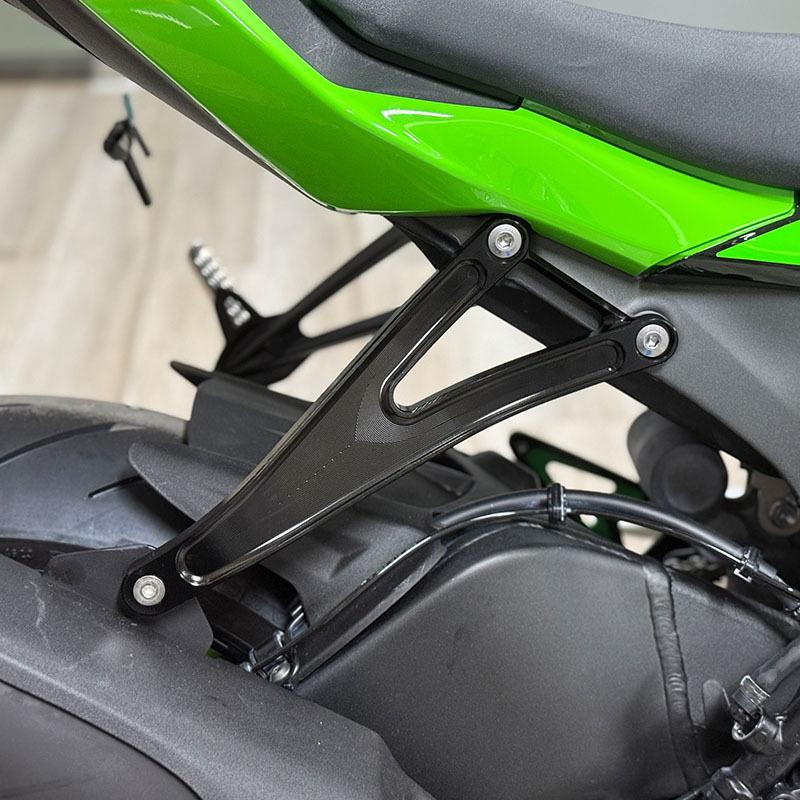 Motorcycle Foot Peg Exhaust Hanger Bracket Rear Footrest Blanking Plate Fit For ZX6R ZX-6R ZX636 2024 2025