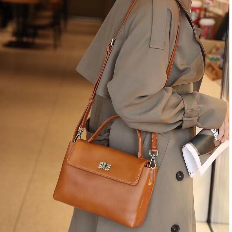 Весна/Лето 2025 Женская сумка кроссбоди из лицевой коровьей кожи - Большая вместимость, универсальная и модная.