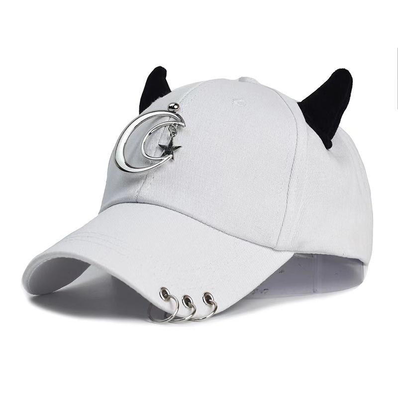 Уникальная бейсболка в уличном стиле, повседневный стильный аксессуар для отдыха на природе с роговыми вставками, булавками и подвесками для пар, уличная шляпа