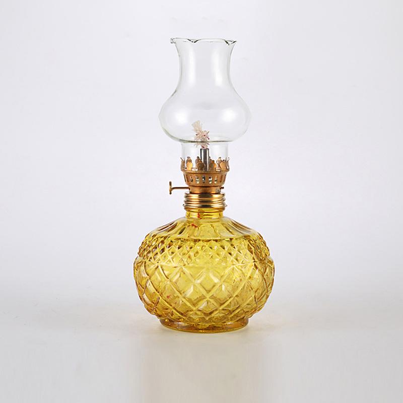 Масляная лампа перед Буддой, создающая атмосферу кемпинга. Осветительное приспособление