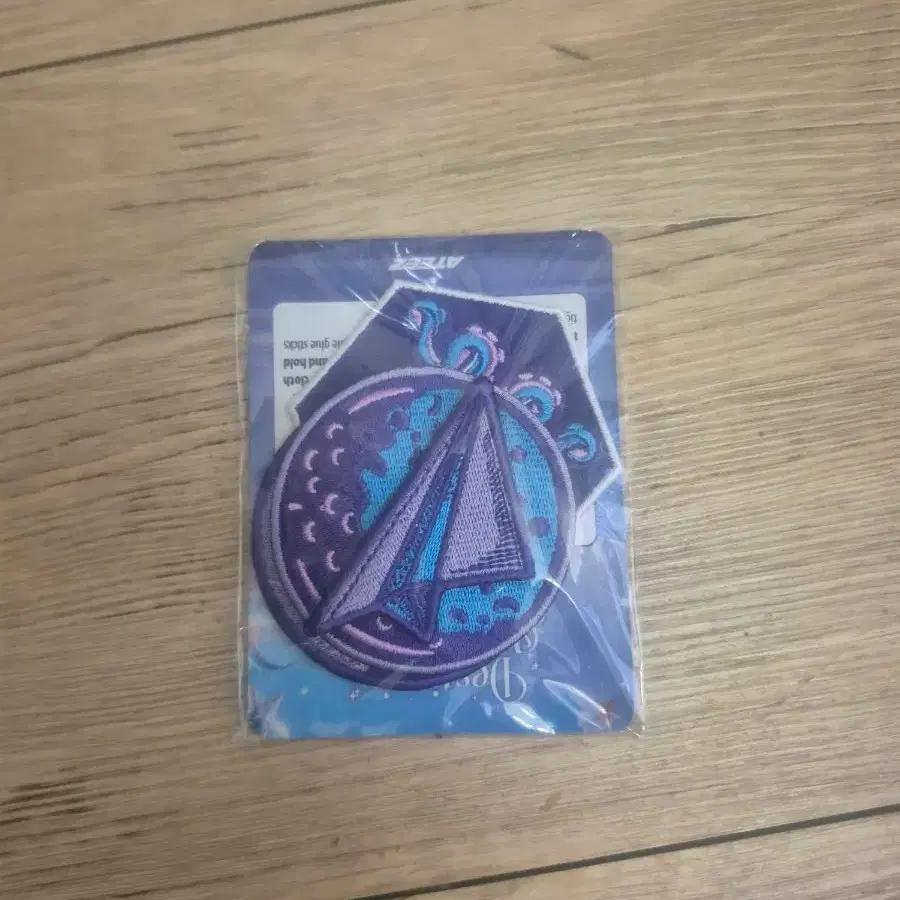 ATEEZ Wappen Badge sealed)