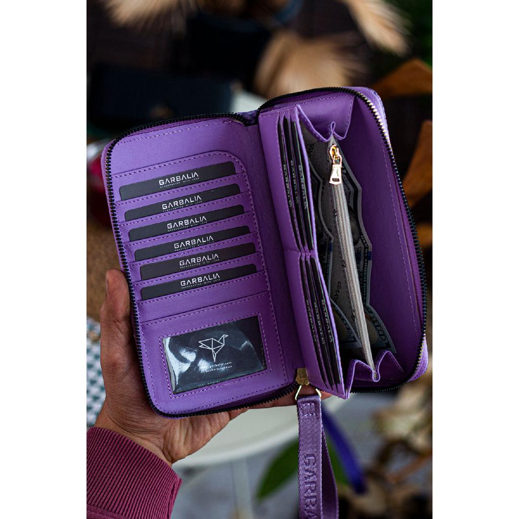 Tilburg Кошелек-портфель с ручкой на запястье и соломенным узором сливово-фиолетового цвета с большим количеством визитниц