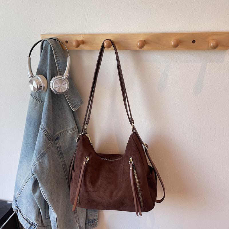 Large Capacity Bag Women's Summer Foreign Style 2025 New Matte Retro Shoulder Messenger Bag Casual Commuter Tote Bag