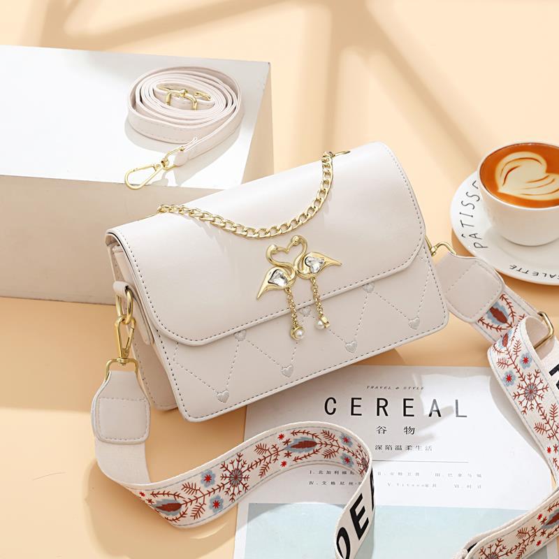 2023 Новая изысканная маленькая квадратная сумка с вышивкой Love, женская сумка премиум-класса с лебединым контрастом, сумка через плечо на одно плечо