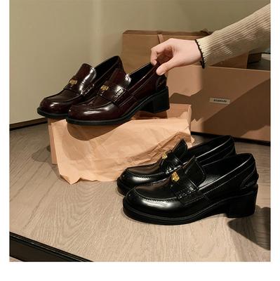 Ролик будет отправлен в считанные секунды! Виноградная мама имеет те же ретро британские туфли-лоферы с круглым носком и маленькой золотой монеткой, на толстом каблуке и платформе.