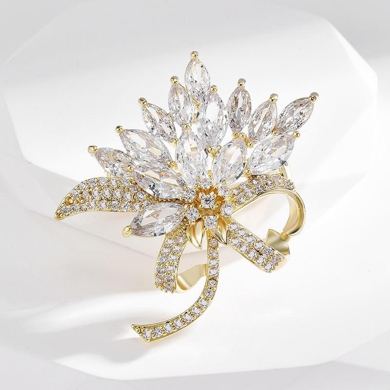 Брошь «Цветок Сяньлань» излучает изысканное и роскошное очарование. Он отличается уникальным и самобытным дизайном для броши на пальто.