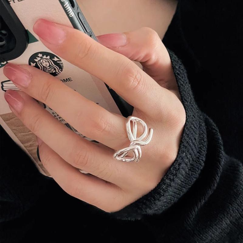 Элегантное открытое регулируемое медное кольцо-бант для женщин с уникальным геометрическим дизайном