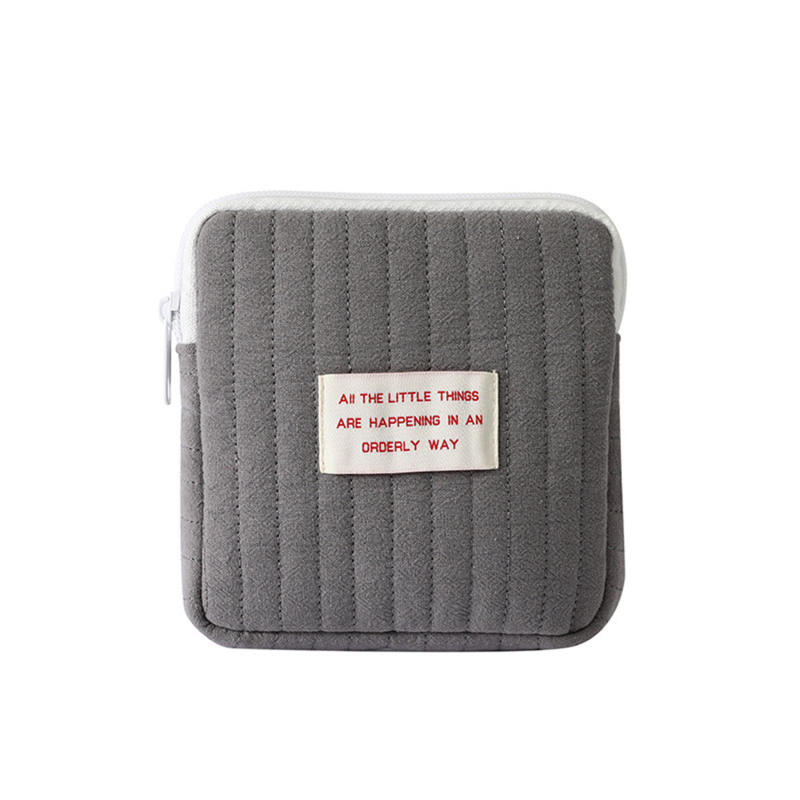 Сумка для хранения помады держалась рука об руку с сумкой для полотенец тети