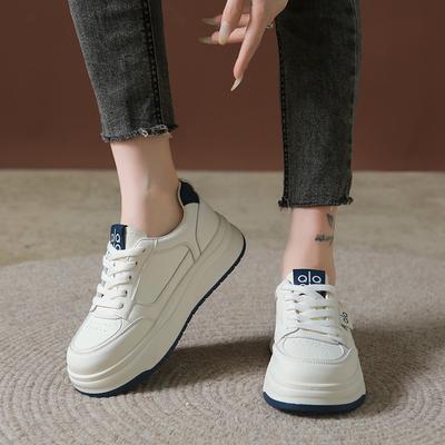 2025 новые легкие маленькие белые туфли на толстой подошве женские весенние популярные универсальные для отдыха и спорта женские туфли студенческие увеличивающие рост кеды