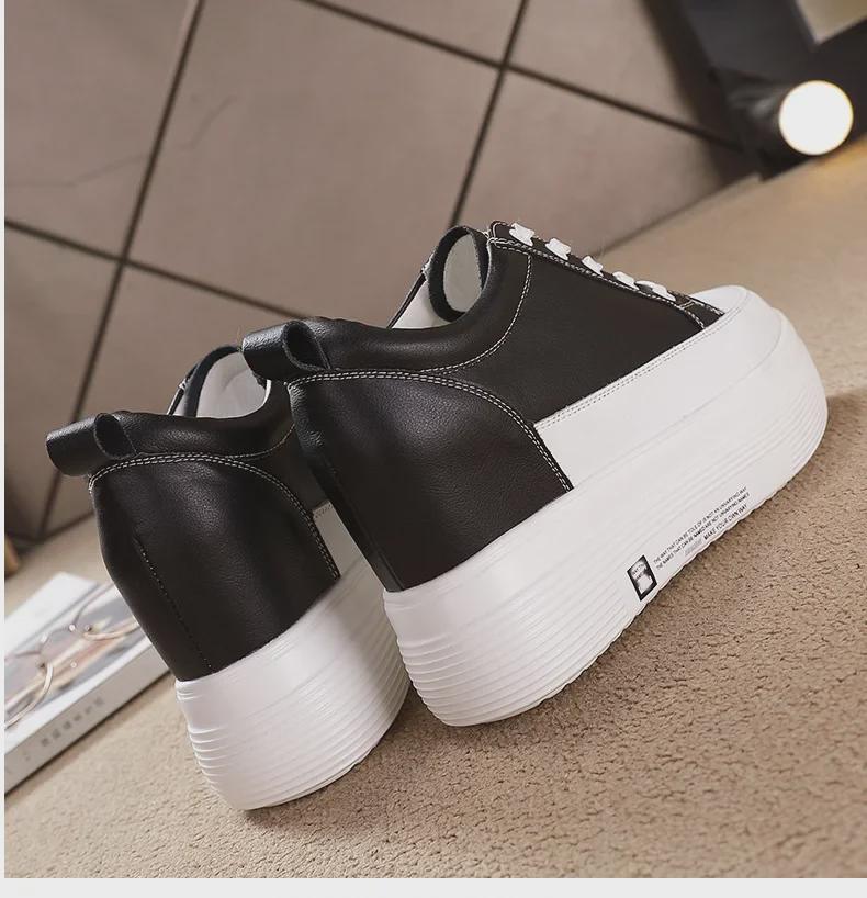 Весна/Лето 2024 Женские низкие белые кроссовки на танкетке 10 см