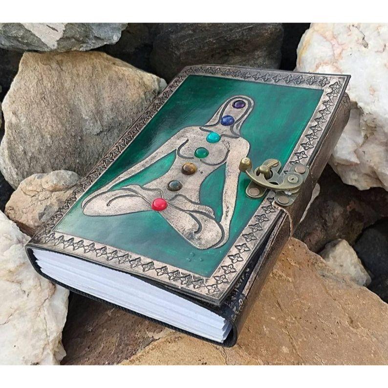 Большой кожаный журнал ручной работы с 7 камнями чакры, тисненый кожаный дневник, художественный альбом для рисования, подарочный блокнот для занятий йогой, латунный замок, самостоятельный планировщик